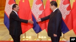 中国国家主席习近平在北京人大会堂会晤到访的柬埔寨首相洪森(左)。(2014年11月7日)