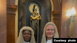 英格兰和威尔士大律师公会主席汤恩德(Sam Townend,右)(资料照)