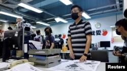 6月23日,《苹果日报》执行总编林文宗在为最后一版《苹果日报》进行修改工作。