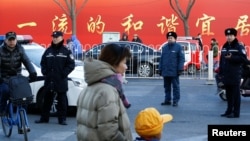 资料照:北京警察在一所小学校大门外执勤。(2019年1月8日)