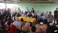 ကုလသမဂ္ဂ အတွင်းရေးမှူးချုပ်ဟောင်း ကိုဖီအာနန် ဦးဆောင်ဖွဲ့စည်းထားတဲ့ ရခိုင်ကော်မရှင်ရဲ့ ရခိုင်မြောက်ပိုင်းက ဒေသခံတွေနဲ့ တွေ့ဆုံစဉ် ( ဇူလိုင် ၉ ၂၀၁၆)