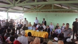 ရခိုင်ခရီးစဉ်အတွင်း ဒုက္ခသည်တွေနဲ့ ကိုဖီအာနန် တွေ့ဆုံ ရခိုင်ခရီးစဉ်အတွင်း ဒုက္ခသည်တွေနဲ့ ကိုဖီအာနန် တွေ့ဆုံ