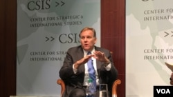 美国众议院前情报委员会主席迈克·罗杰斯(Mike Rogers)星期四( 12月1日)在战略与国际研究中心(CSIS)的一个研讨会上,讨论川普政府在国家安全方面应该注重的战略重点。(美国之音斯洋拍摄)