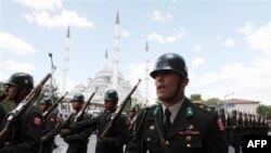 Турецькі солдати після церемонії похорону свого побратима, вбитого курдськими повстанцями