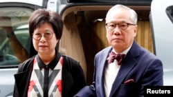 香港前行政长官曾荫权与妻子为其上诉法庭就其不当行为作出的判决前往香港高等法院。（2018年7月20日）