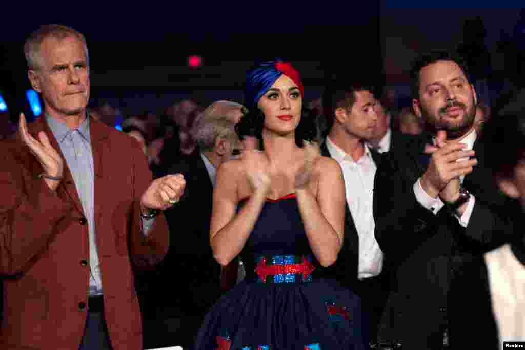 2015年10月24日,在爱荷华州得梅因举行的杰佛逊 - 杰克逊晚宴上,民主党总统候选人登台的时候,歌手凯蒂·佩里鼓掌赞赏。