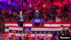 在美国纽约麦迪逊广场花园举行的共和党总统候选人、美国前总统唐纳德·特朗普的竞选集会上,特斯拉首席执行官兼X持有人埃隆·马斯克在台上振臂高呼。(2024年10月27日)