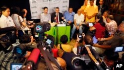 美国驻菲律宾大使格德堡(右)在菲律宾马尼拉召开新闻座谈会 (2016年2月3日)