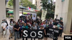 资料照片:香港银发族游行前往美英两国驻港总领馆递交请愿信,要求两国关注香港日益严重的警察暴力问题。(2019年11月13日)