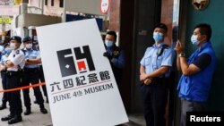 香港警方2021年9月9日突袭六四纪念馆连招牌也搬走(路透社)