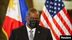 美国国防部长劳埃德·奥斯汀（Lloyd Austin）2021年7月30日访问菲律宾时，在与菲律宾防长会晤后举行的记者会上发表讲话。