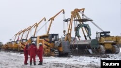 中石油集团的工人在黑龙江黑河建造连接中国和俄罗斯的天然气管道。(2018年1月25日)