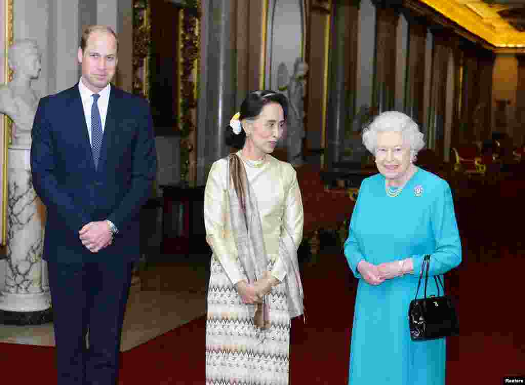 Britain's Queen Elizabeth and the Prince William greet Burma's de facto leader Aung San Suu Kyi