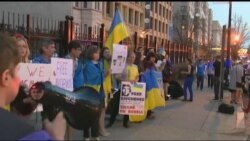 До резиденції посла РФ у Вашингтоні прийшли українці, вимагали звільнити Савченко. Відео До резиденції посла РФ у Вашингтоні прийшли українці, вимагали звільнити Савченко. Відео