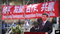 中国国家主席习近平在巴布亚新几内亚莫尔斯比港一条道路的开通仪式上讲话。(2018年11月16日)