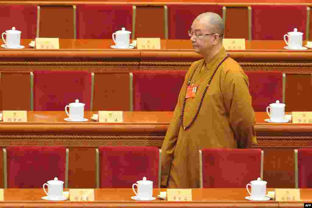 2014年3月3日,北京龙泉寺住持兼中国全国政协常委及民族和宗教委副主任释学诚法师在北京人民大会堂参加政协大会开幕式。2018年8月15日, 中国佛教协会宣布接受释学诚辞去会长等职务。 佛教协会决定由演觉副会长临时主持工作。通报没有提及释学诚被举报情况及其辞职原因,但指出,佛教商业化扰乱正常的佛教活动秩序,损害佛教形象和合法权益,败坏了社会风气。香港《星岛日报》8月15日引述宗教界消息称:“释学诚近日已被接回福州,在一个小院‘闭门思过’,禁止出国”。