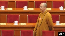 2014年3月3日,北京龙泉寺住持兼中国全国政协常委及民族和宗教委副主任释学诚法师在北京人民大会堂参加政协大会开幕式。