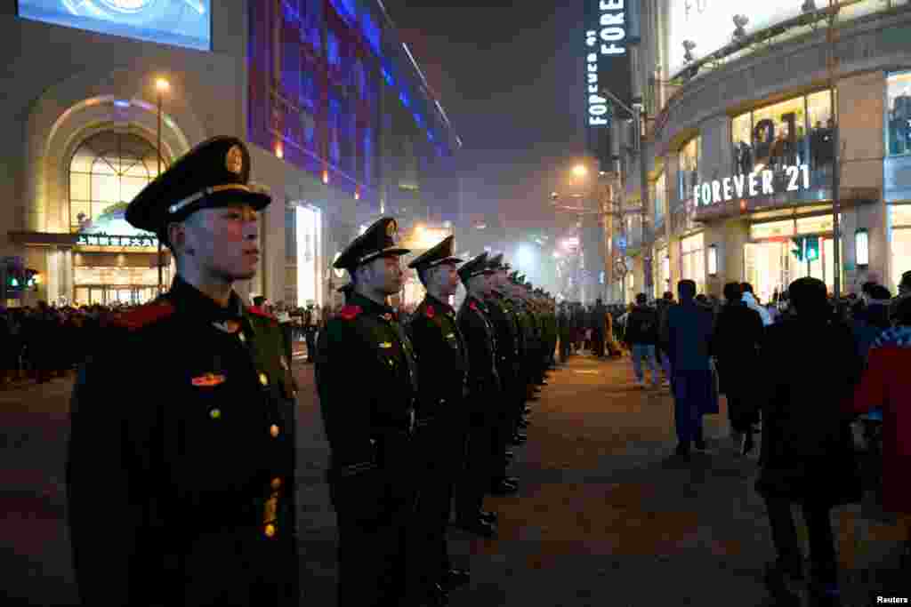 2017年12月31日,上海外滩,在三年前新年庆祝活动中发生踩踏事件的地点附近,武警列队密集站岗。今年上海当局选择不在外滩举办新年庆祝活动。 三年前的踩踏事件造成36人死亡。