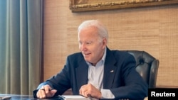 美国总统拜登在白宫官邸继续办公(2022年7月21日)