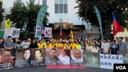 国际民主日洛杉矶民主人士在中国驻洛杉矶总领事馆门前,要求中共停止对民主人士的迫害。美国之音张木林拍摄