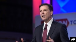 FBI ညွှန်ကြားရေးမှူး James Comey မြို့တော် ဝါရှင်တန်က အခမ်းအနား တခုမှာ မိန့်ခွန်းပြောကြားစဉ်။ မေလ ၈ ရက် ၂၀၁၇။ ဓာတ်ပုံ - အေပီ