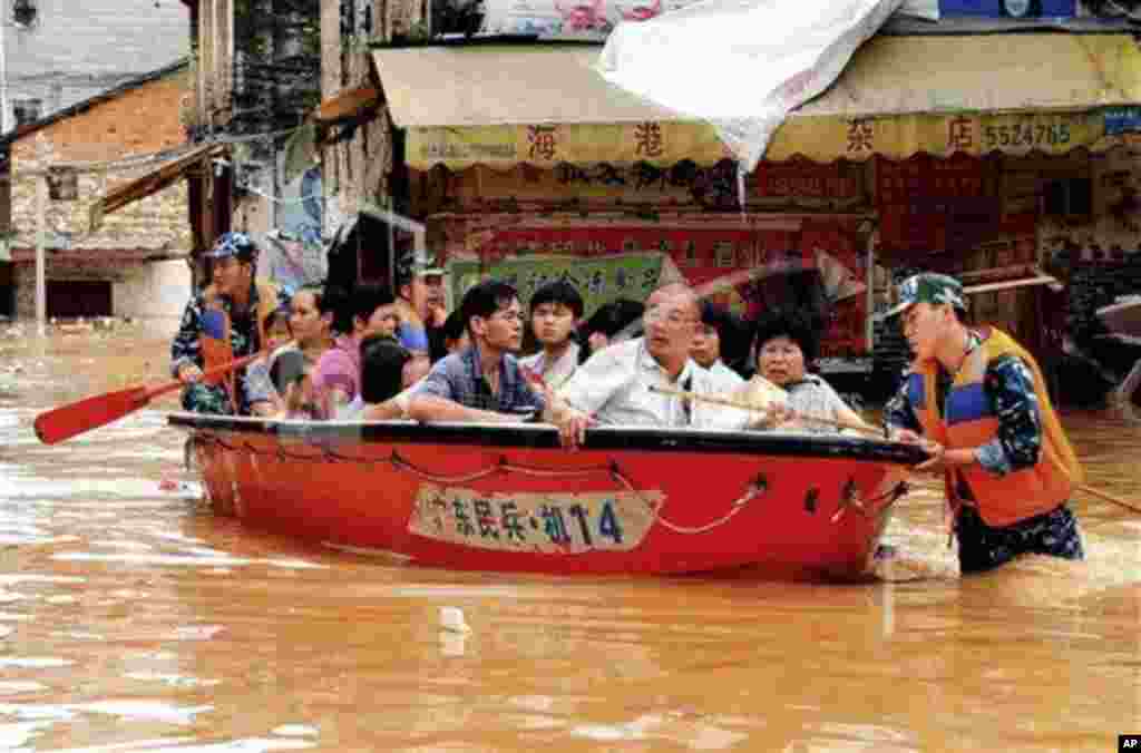 2013年8月18日,中国武警帮助广东怀集的台风水灾灾民疏散。