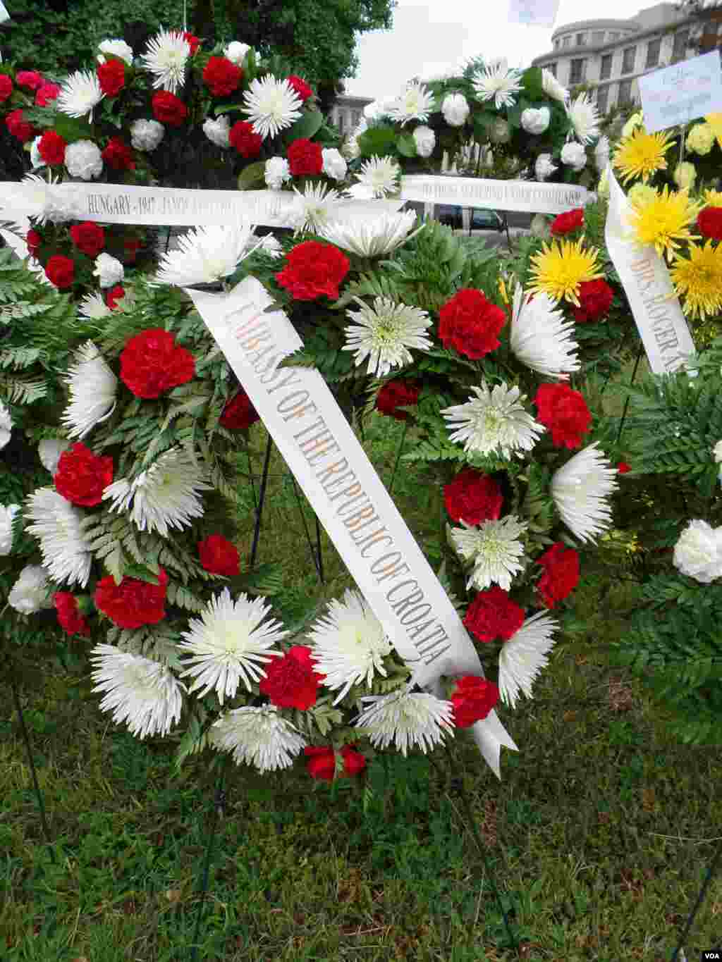 Un mélange du vert et du noir sur Bazin lors du défilé, au Festival du Bazin (2e édition) à Bamako, Mali, 16 octobre 2015. (VOA/Scott Bobb)