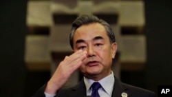 中国外长王毅在菲律宾马尼拉第五十次东盟外长会议上(2017年8月6日)