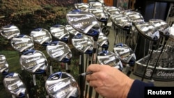 在美国华盛顿地区一家商店里出售的中国制造高尔夫球杆。(2011年1月14日)