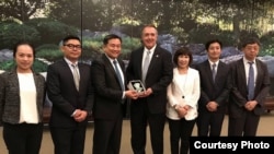 访美团王定宇赠礼美众议员弗兰克斯(蔡适应脸书图片)