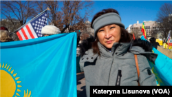 一名在白宫外示威的哈萨克斯坦人对美国之音记者解释她来白宫抗议的原因。(美国之音)