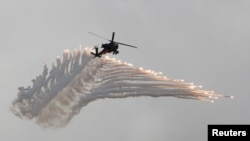 AH-64阿帕奇武装直升机在汉光军演上抛射诱饵弹模拟解放军攻台。(2018年6月7日)