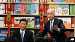 2012年2月17日星期五,中国国家副主席习近平和副总统拜登在加州南门国际研究学习中心接受学生提问.