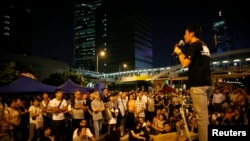 香港民主示威者在政府总部外面倾听一位学生讲话(2014年10月10日)