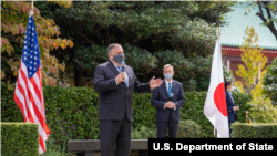 美国国务卿蓬佩奥2020年10月6日在美国驻日本大使馆称赞美日同盟关系(蓬佩奥推特账号)