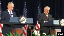 美国务卿蒂勒森与国防部长马蒂斯在发布会上(2017年6月23日,美国之音莉雅拍摄)