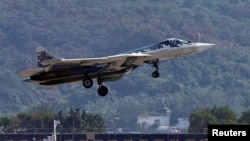 俄罗斯苏-57隐形战机在中国广东珠海第15届航空展期间进行飞行。(2024年11月12日)