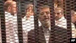 埃及内政部提供的视频显示被推翻的总统穆尔西在羁押被告的囚笼内讲话。(2013年11月3日)