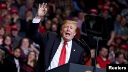 美国总统唐纳德·特朗普2019年3月28日在密西根州大急流城举行的竞选集会上发表讲话。