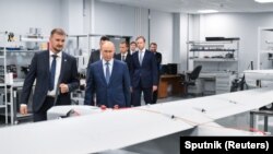 俄罗斯总统普京在圣彼得堡特别技术中心参观一个无人机制造厂。(2024年9月19日)