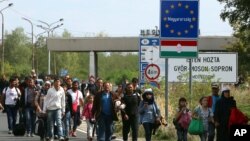 သြစတြီးယားဘက်ကို သြစတြီးယားနဲ့ ဟန်ဂေရီ နယ်စပ်ဖြတ်ကျော်လာနေတဲ့ ရွှေ့ပြောင်းဒုက္ခသည်များ။