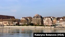 Швейцарія, набережна ріки Рейн у місті Базель