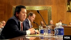 2017年11月15日,美国第五巡回上诉法院法官被提名人何俊宇在美国参议院司法委员会听证会上回应问题。(美国之音记者扬之初摄)