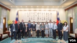 台湾总统蔡英文周一在总统府会见了中国民运人士。(陈破空提供)