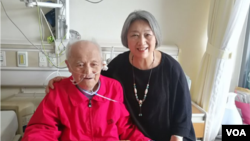 2018年8月8日高瑜(右)在北京医院探视毛泽东兼职秘书李锐(左) (高瑜 推特照片)