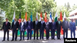 上海合作组织成员国的外交部长和官员与阿富汗外长穆罕默德·哈内夫·阿特马尔(左二)在塔吉克斯坦杜尚别举行会谈,右起第五人为中国外长王毅。(2021年7月14日)