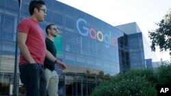 行人走过加利福尼亚山景城谷歌大楼