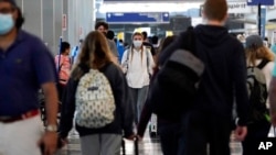 美国独立日周末到来前夕,旅客们走进芝加哥奥黑尔国际机场的3号航站楼。(2021年7月2日)
