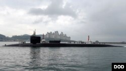 美国海军“密西根号”核潜艇抵达韩国釜山。(2017年4月25日)