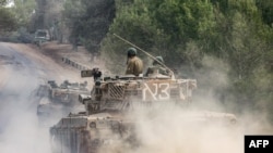 以色列坦克在与加沙地带交界处行动。(法新社2023年12月5日)